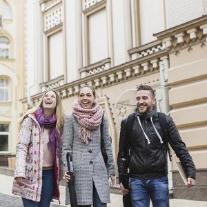 Un groupe d'amis partant pour découvrir toutes les activités à faire à Paris.