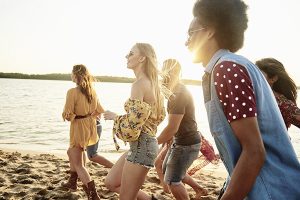Des amis courent sur une plage d'Ibiza