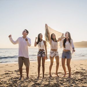 Quatre amis à Ibiza profitent de la plage.