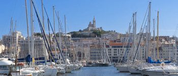 Vue sur le port de la Marseille avec des bateau.