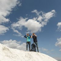 Des touristes profitent de Nice en hiver, à la montagne.