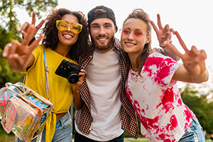 Un groupe en vacances entre amis célibataires posent pour une photo.