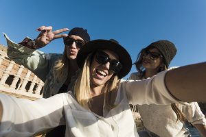 Des femmes célibataires en plein voyage culturel pendant leurs vacances.