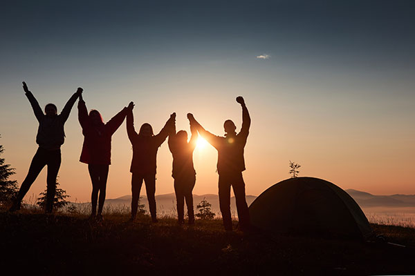 5 amis célibataires en vacances le soir.