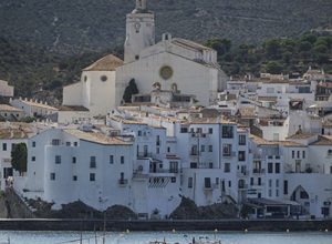 Vue sur Cadaqués, le village blanc d'Espagne