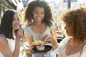 Trois amies goûtent les spécialités locales pendant leur weekend à 2 heures de Perpignan.