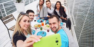 De jeunes amis sur un bateau profitent d'un restaurant pendant leur croisière.