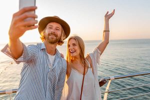 Deux amis sur un bateau de croisière profitent d'une animation sur le pont.