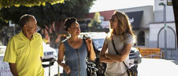 Des amis baladent dans la ville de Lille.