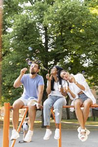 Des amis profitent du parc de la Citadelle de Lille.