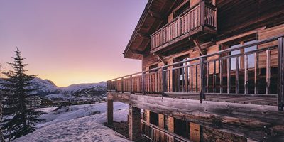 Vue sur un chalet à la montagne à partager entre potes