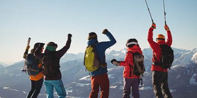 Des amis à la montagne ont réussi à économiser sur leur budget au ski.