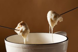 Une fondue après un journée de ski entre amis