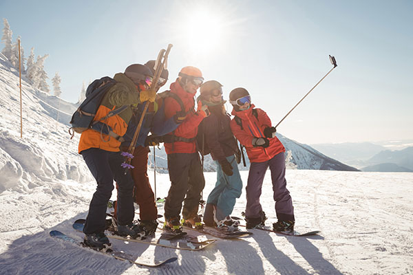 Un groupe d'amis prend un selfie pendant leur séjour au ski