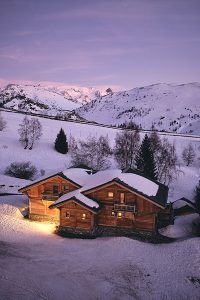 Un chalet d'une station de ski festive dans Les Deux Alpes