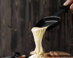 Une raclette pendant un séjour au ski