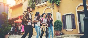 Des amis visitent les ruelles historiques de la ville d'Auch.