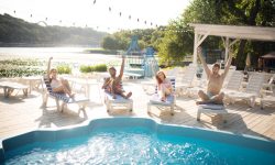 Amis au camping au bord du centre aquatique