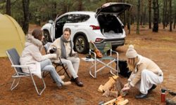 Amis qui font du camping en dehors de la ville pour un séjour détente et nature