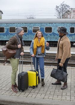 Des amis sur le quai de la gare pour prendre le train