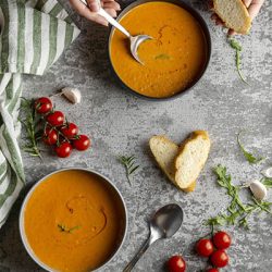 Des bols de soupe pour une idée de repas entre amis pendant les vacances d'hiver