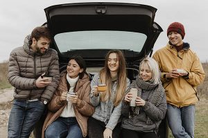 road-trip-entre-amis Des amis en road trip font une pause café sur la route.