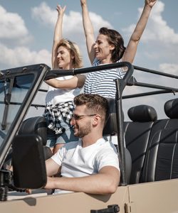 road-trip-entre-amis-voiture Des amis en voiture sur la route de leur voyage en road trip