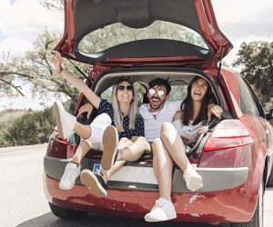 road-trip-entre-amis-voyage Des amis dans une voiture pour leur road trip
