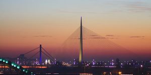 Pont en Belgrade, en Serbie devant le coucher du soleil