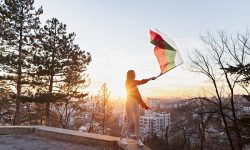 Une femme qui voyage à Sofia en Bulgarie avec le drapeau du pays.