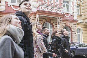 Des amis cherchent le meilleur quartier pour dormir à Lille