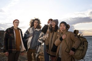 Des garçons participent à une activité de l'auberge de jeunesse pour créer des amitiés.