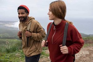 Un homme engage la conversation pour se faire des amis pendant son voyage.