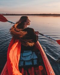 Une sportive en activité de canoe-kayak.