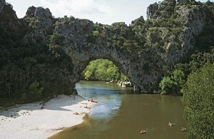 Faire du canoe en Ardèche en France avec ses amis
