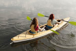Des femmes font du canoes à un rythme tranquille.