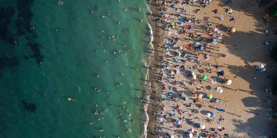Vue sur la plage de Cassis près de Marseille, pendant un jour d'été